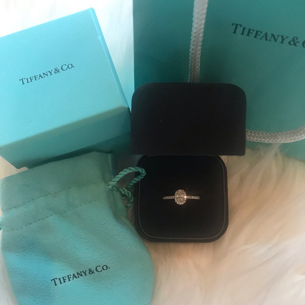 Tiffany & Co oval diamond ring - Picture 1 of 8